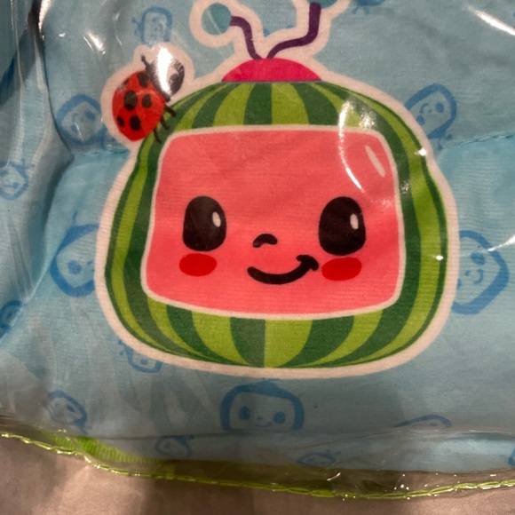 New CoComelon Kids Foldable Saucer Chair- Blue and Green - Picture 2 of 6